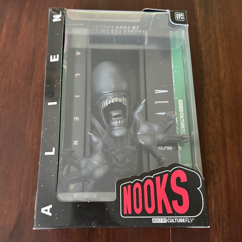 CultureFly Vinyl Nook 7.5in Xenomorph Bookshelf Diorama Figure NEW
